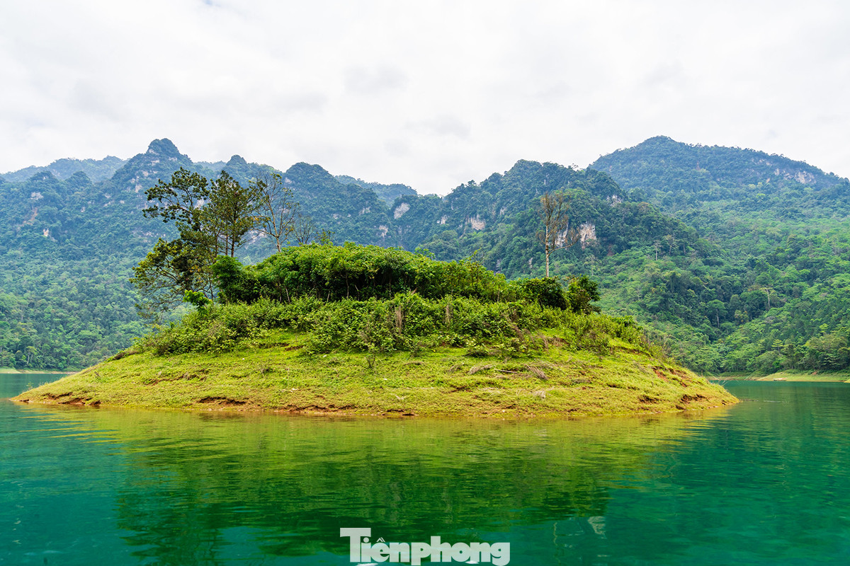 Ngẩn ngơ trước vẻ đẹp của 'Vịnh Hạ Long' giữa đại ngàn xanh thẳm ảnh 5