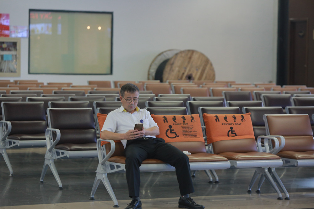 Máy bay đỗ đầy cảng, nhà ga Nội Bài 'vắng như chùa bà đanh' ảnh 9