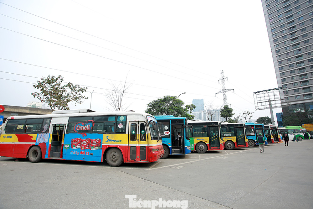 Xe buýt Hà Nội liên tục khử khuẩn và lắp đặt dung dịch sát khuẩn ảnh 8