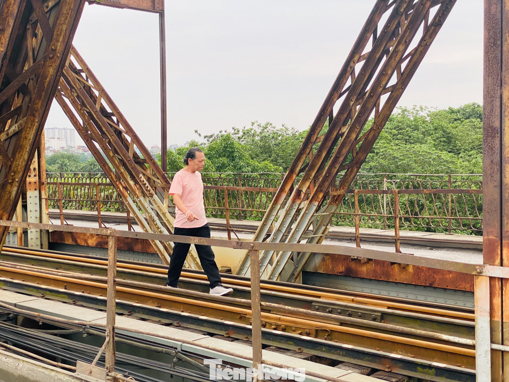 Nườm nượp người tập thể dục trên cầu Long Biên chiều cuối tuần ảnh 7