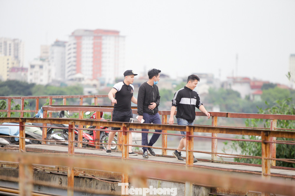 Nườm nượp người tập thể dục trên cầu Long Biên chiều cuối tuần ảnh 6