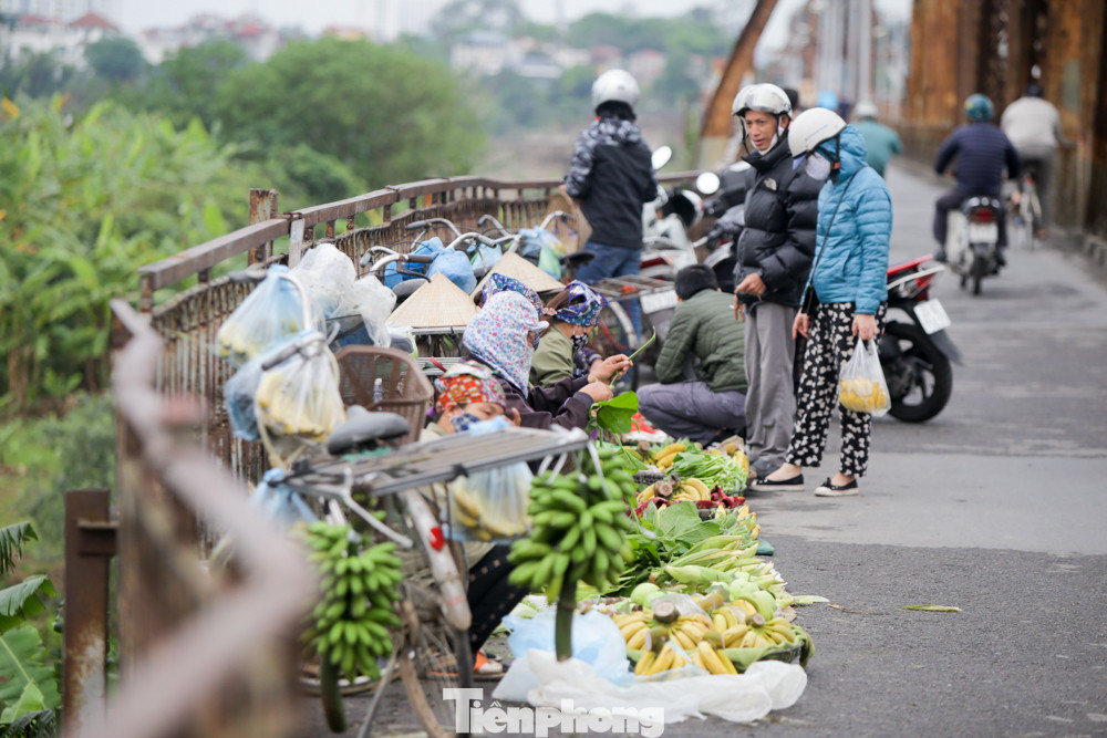 Nườm nượp người tập thể dục trên cầu Long Biên chiều cuối tuần ảnh 8