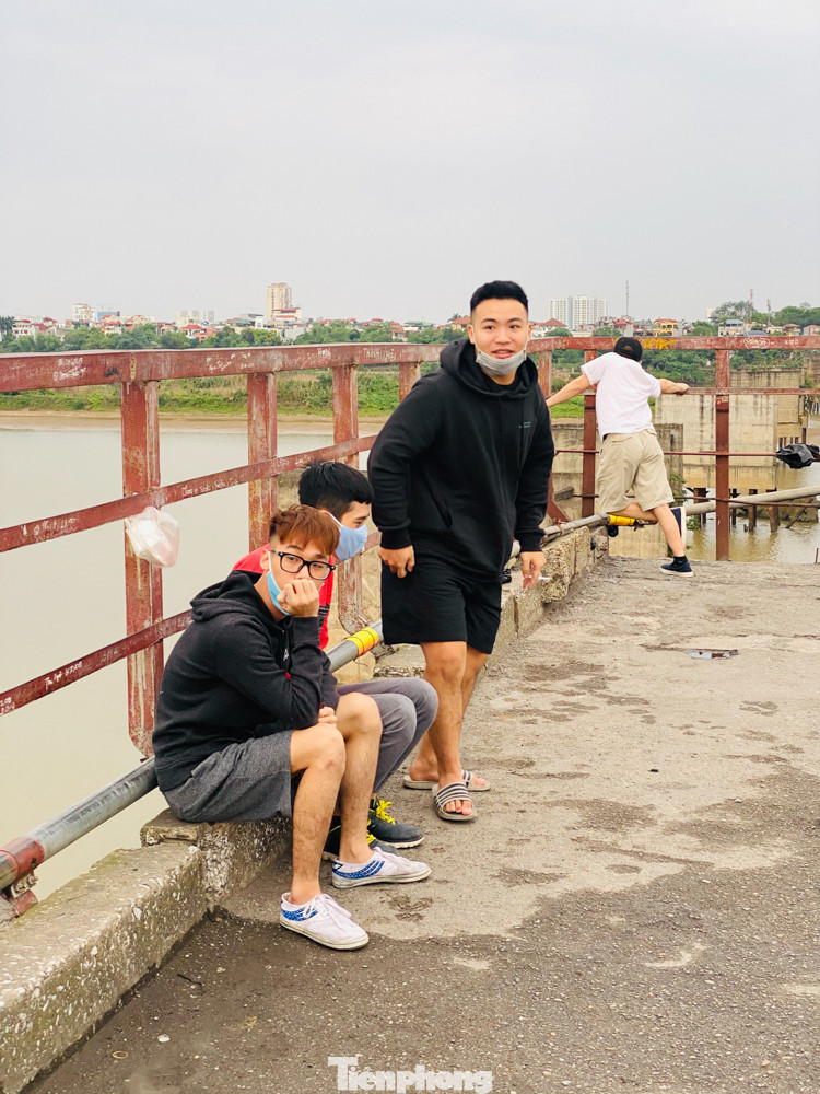 Nườm nượp người tập thể dục trên cầu Long Biên chiều cuối tuần ảnh 12