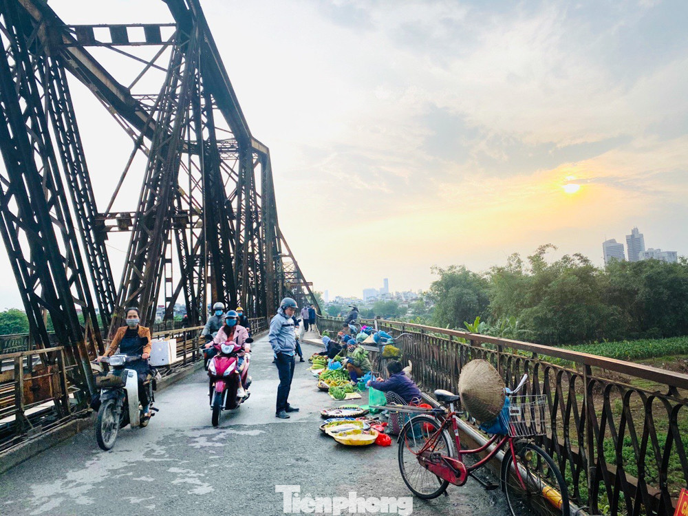 Nườm nượp người tập thể dục trên cầu Long Biên chiều cuối tuần ảnh 10