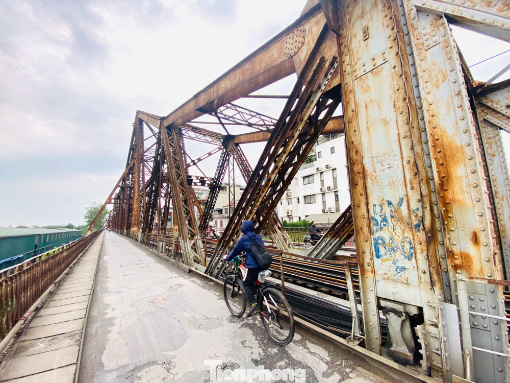 Nườm nượp người tập thể dục trên cầu Long Biên chiều cuối tuần ảnh 16