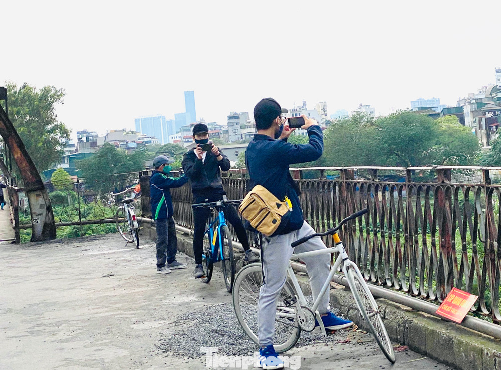 Nườm nượp người tập thể dục trên cầu Long Biên chiều cuối tuần ảnh 13