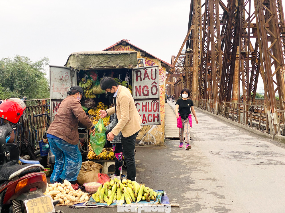 Nườm nượp người tập thể dục trên cầu Long Biên chiều cuối tuần ảnh 9