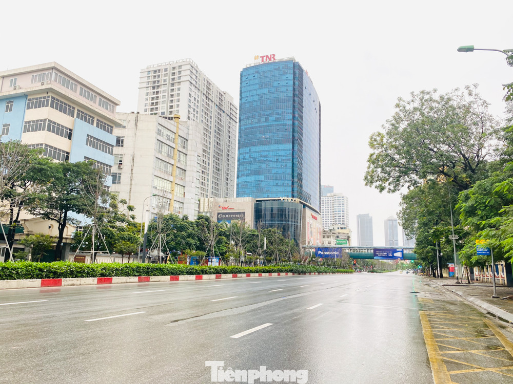 Hà Nội vắng lặng trong ngày đầu xử phạt các trường hợp vi phạm hạn chế ra ngoài ảnh 4