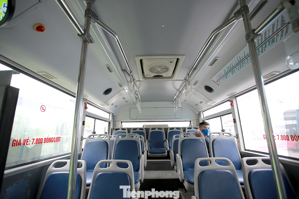 Xe buýt Hà Nội liên tục khử khuẩn và lắp đặt dung dịch sát khuẩn ảnh 7
