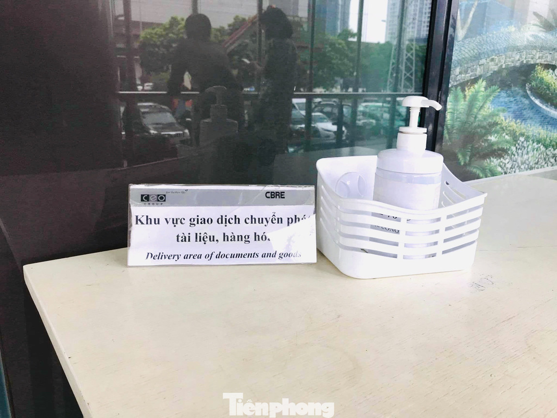 Công sở Hà Nội kích hoạt trở lại biện pháp phòng, chống dịch COVID-19 ảnh 10