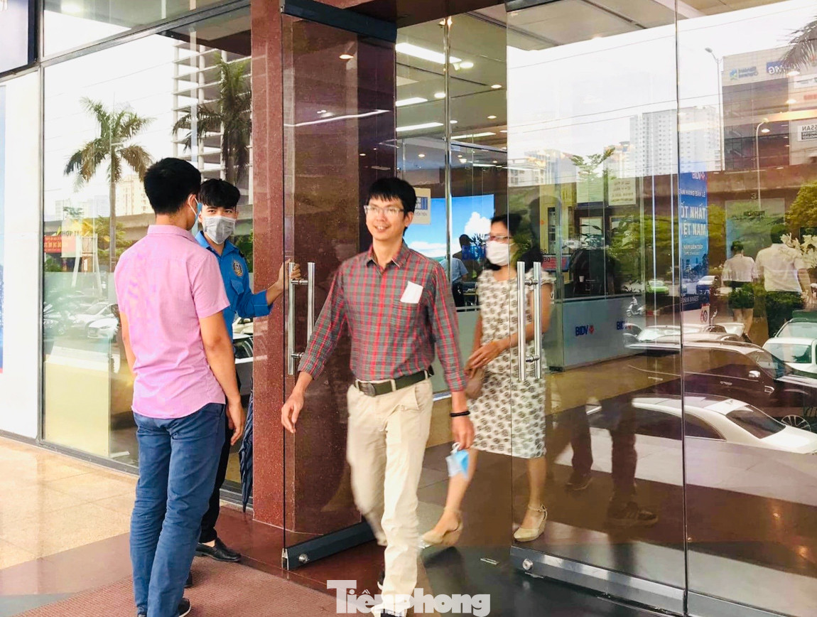 Công sở Hà Nội kích hoạt trở lại biện pháp phòng, chống dịch COVID-19 ảnh 13