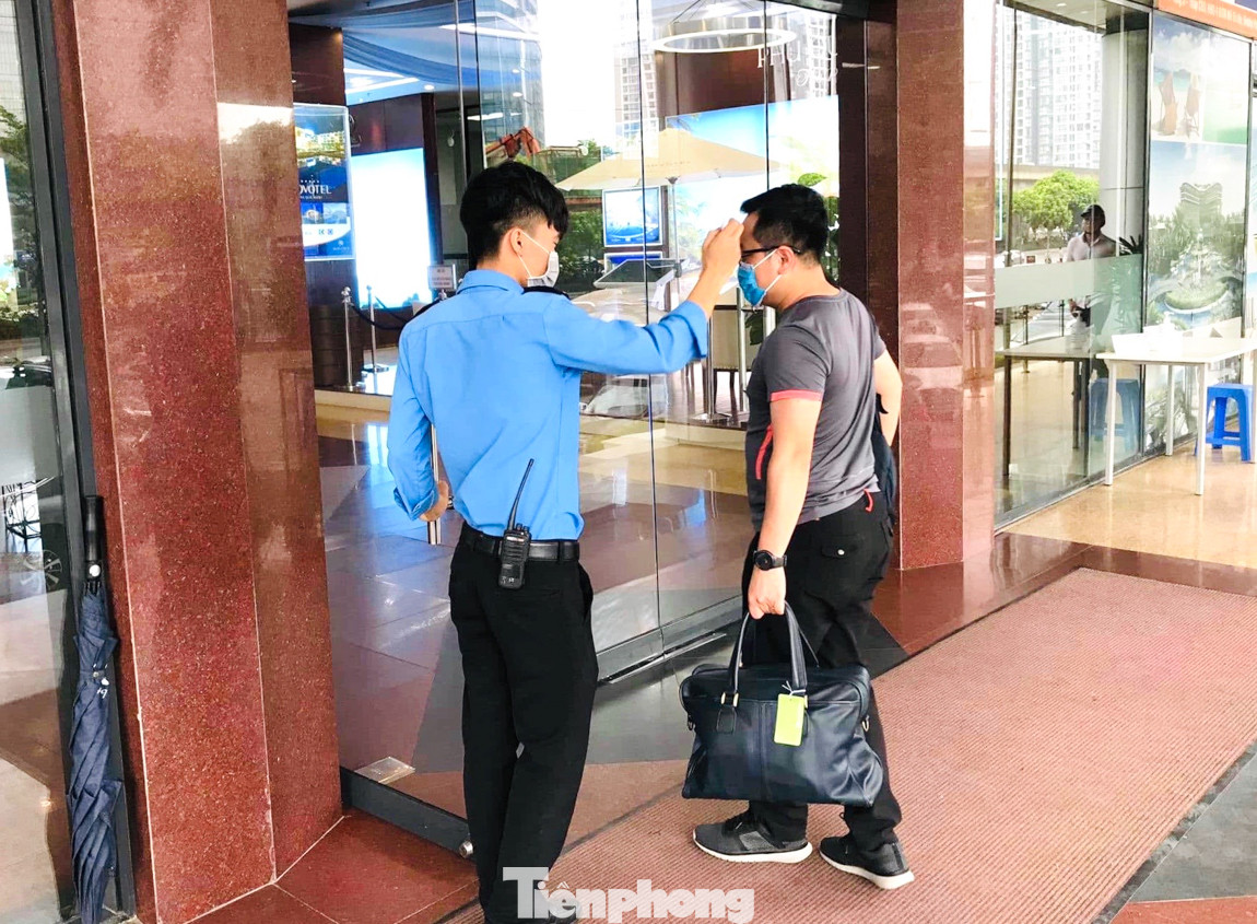 Công sở Hà Nội kích hoạt trở lại biện pháp phòng, chống dịch COVID-19 ảnh 11