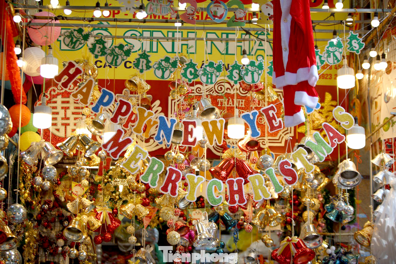 Giới trẻ lên phố Hàng Mã chụp ảnh Giáng sinh ảnh 1