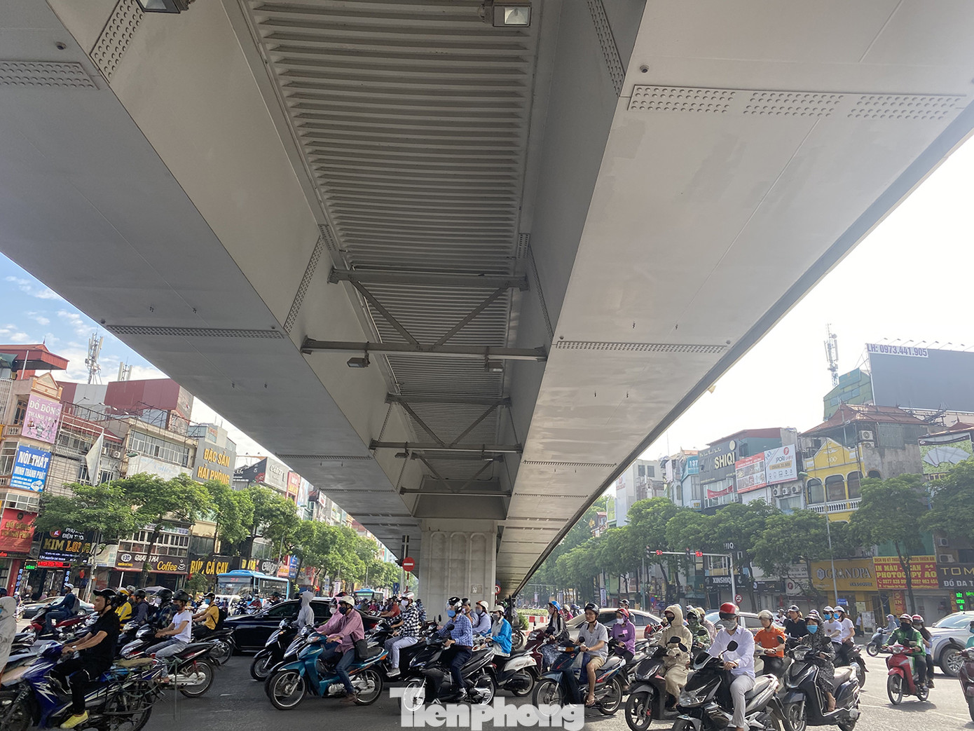 Người dân Hà Nội khổ sở ra đường trong ngày đầu đợt cao điểm nắng nóng ảnh 8