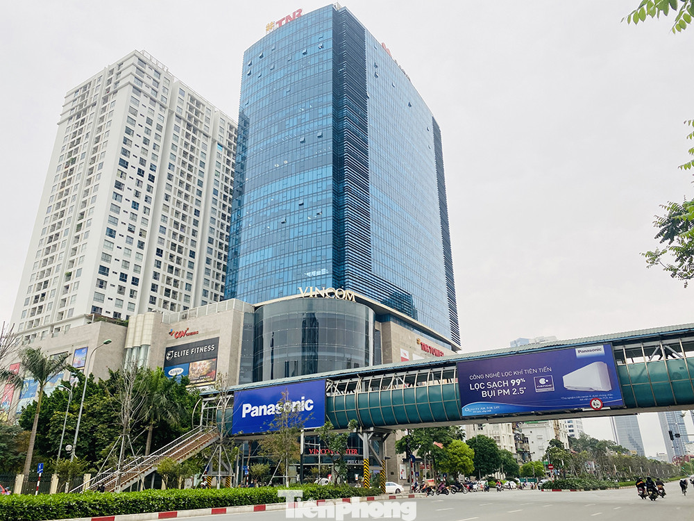 Đường phố Hà Nội vắng vẻ trong ngày đầu tuần đi làm mùa dịch COVID-19 ảnh 4