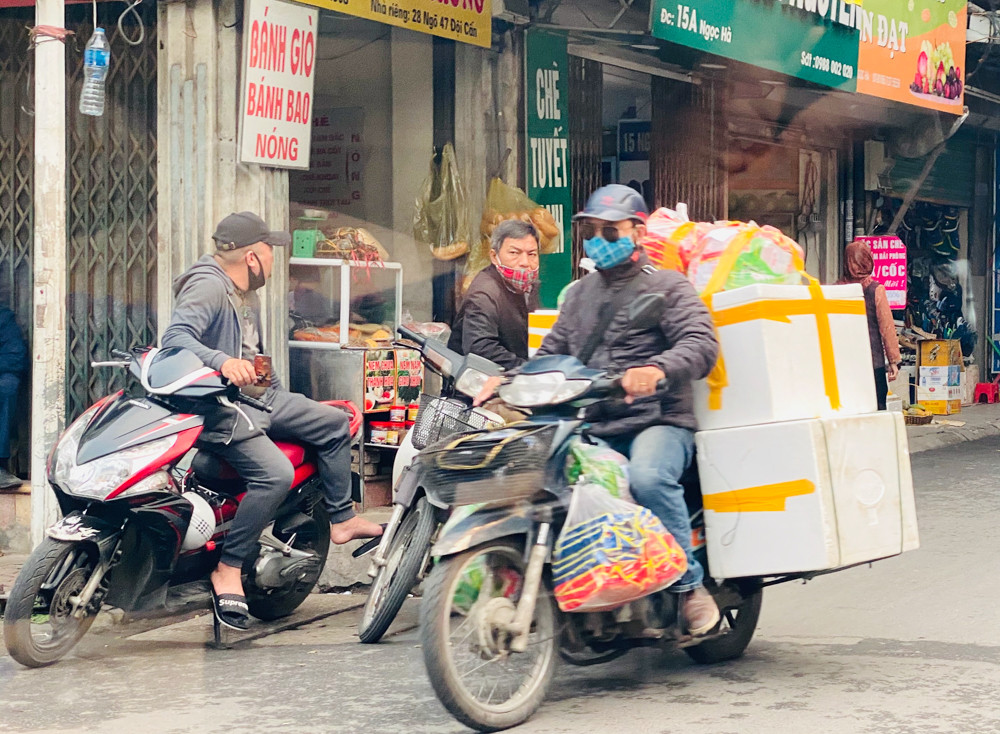 Hà Nội: Người dân lại đổ ra đường, có nơi ùn tắc nhẹ dù đang cách ly xã hội ảnh 13