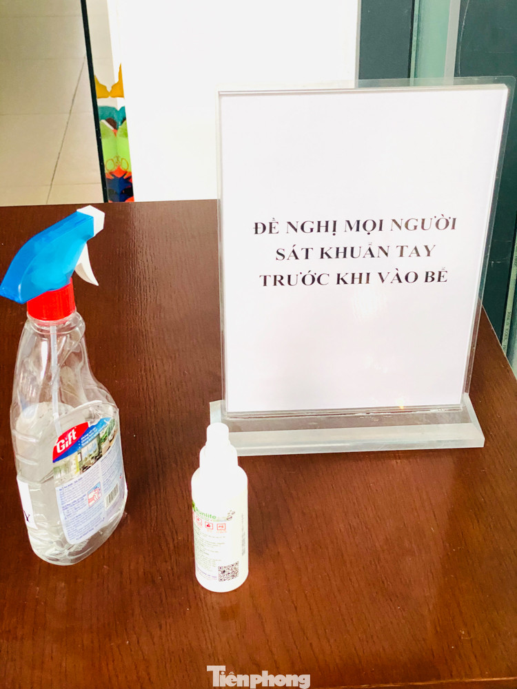 Người dân đến bể bơi giải nhiệt khi trời Hà Nội 'đỏng đảnh' hết mưa lại nắng ảnh 2