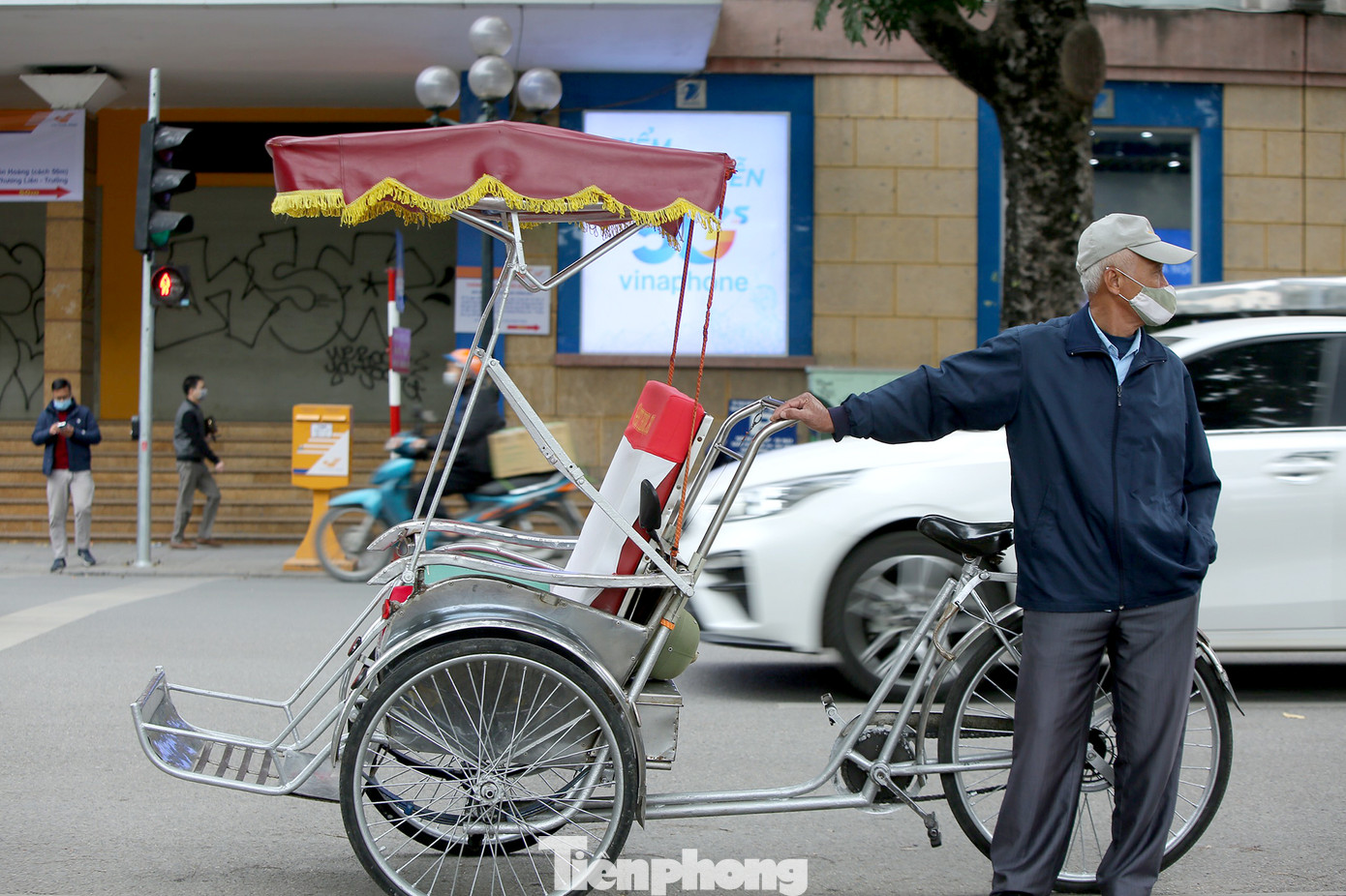 Người lao động ở Hà Nội mưu sinh trong đợt rét mạnh nhất từ đầu mùa đông ảnh 8