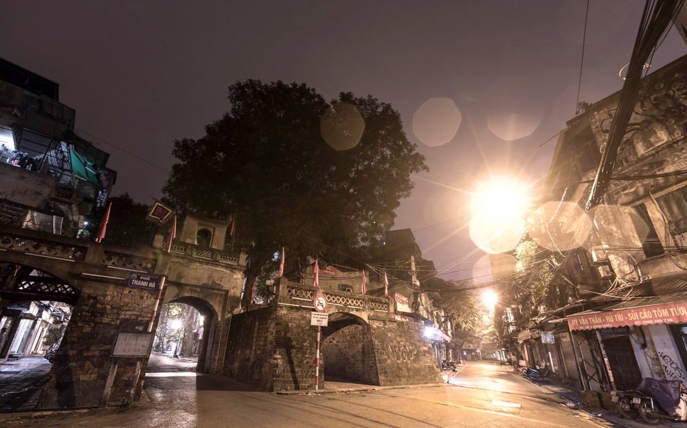 Hà Nội tĩnh mịch mùa COVID-19 qua gương soi bóng nước ảnh 14