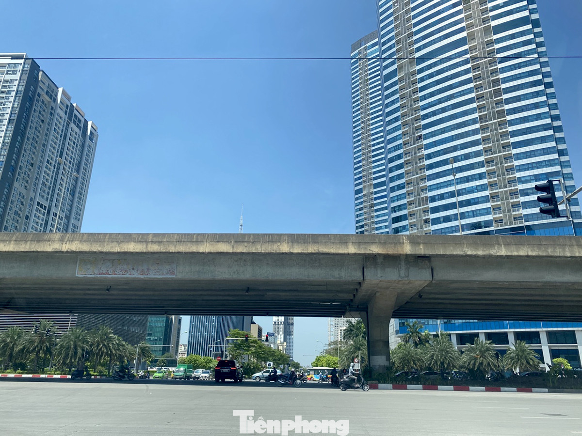 Nắng 50 độ C, đường Hà Nội vắng 'như chùa bà đanh' ảnh 8