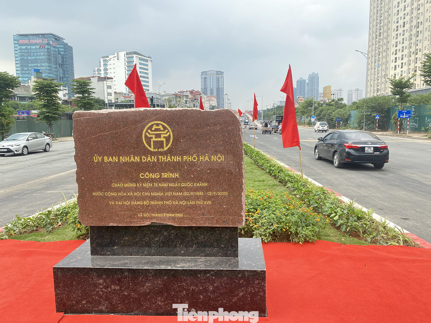 Cận cảnh cầu vượt 560 tỷ qua 'điểm đen' Nguyễn Văn Huyên - Hoàng Quốc Việt ảnh 2