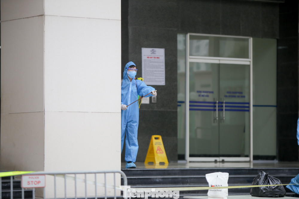 ẢNH: Phong toả chung cư 34T Hoàng Đạo Thuý vì nghi người nhiễm COVID-19 ảnh 5