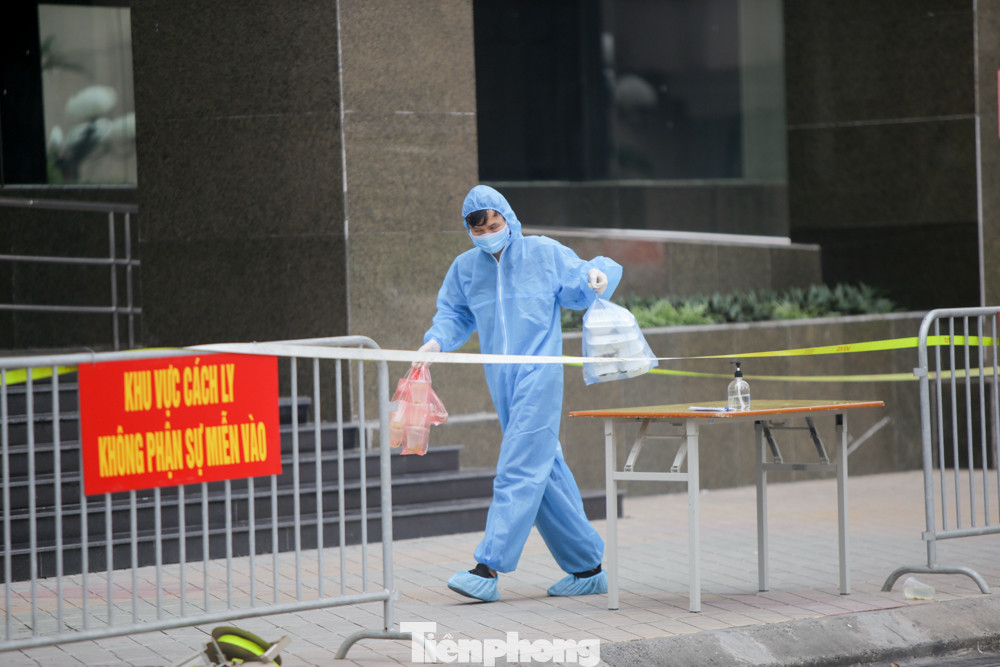 ẢNH: Phong toả chung cư 34T Hoàng Đạo Thuý vì nghi người nhiễm COVID-19 ảnh 8