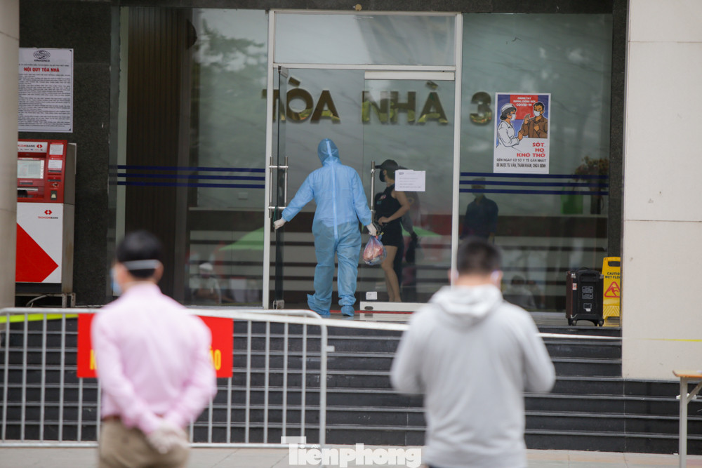 ẢNH: Phong toả chung cư 34T Hoàng Đạo Thuý vì nghi người nhiễm COVID-19 ảnh 3