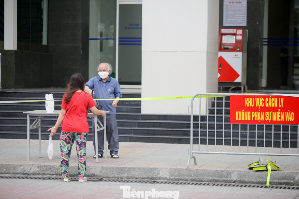 ẢNH: Phong toả chung cư 34T Hoàng Đạo Thuý vì nghi người nhiễm COVID-19 ảnh 9