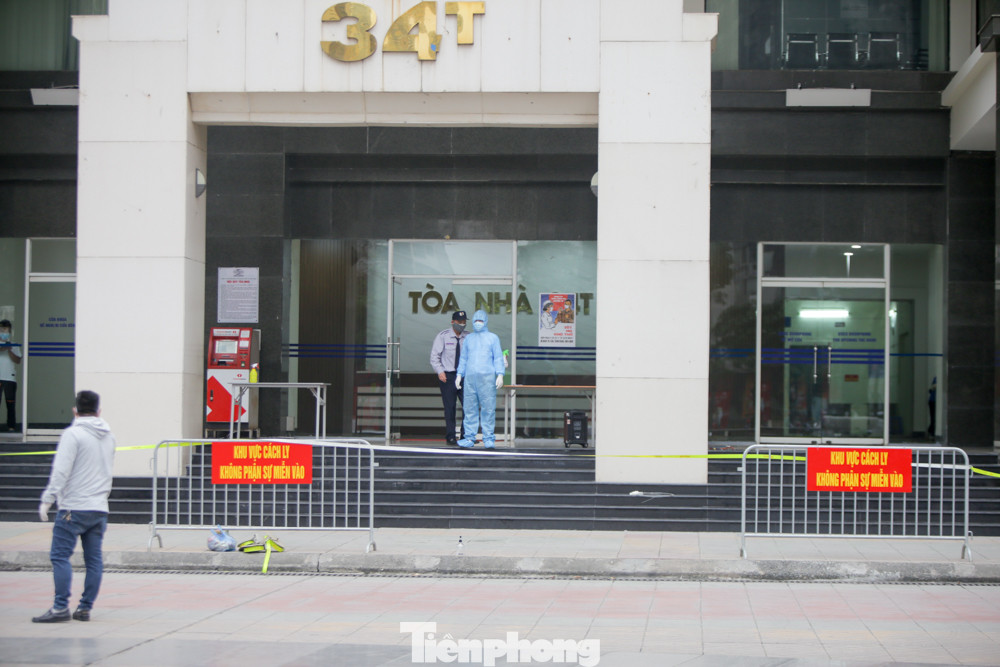 ẢNH: Phong toả chung cư 34T Hoàng Đạo Thuý vì nghi người nhiễm COVID-19 ảnh 2
