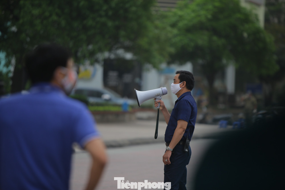 ẢNH: Phong toả chung cư 34T Hoàng Đạo Thuý vì nghi người nhiễm COVID-19 ảnh 4