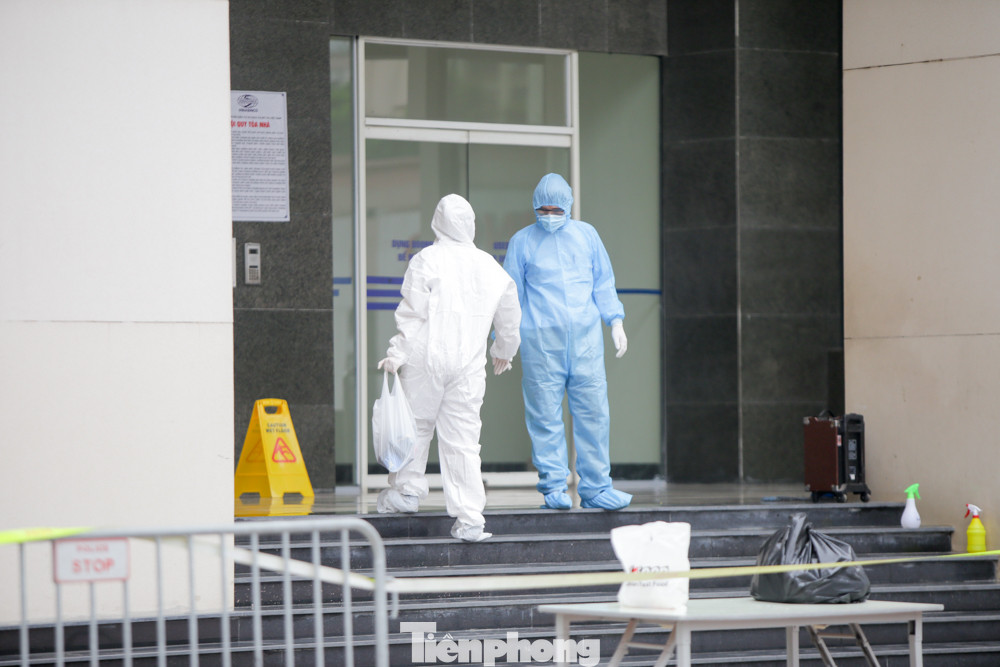 ẢNH: Phong toả chung cư 34T Hoàng Đạo Thuý vì nghi người nhiễm COVID-19 ảnh 7