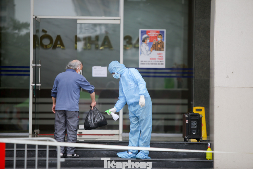 ẢNH: Phong toả chung cư 34T Hoàng Đạo Thuý vì nghi người nhiễm COVID-19 ảnh 10