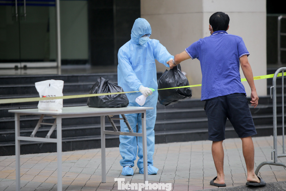 ẢNH: Phong toả chung cư 34T Hoàng Đạo Thuý vì nghi người nhiễm COVID-19 ảnh 6