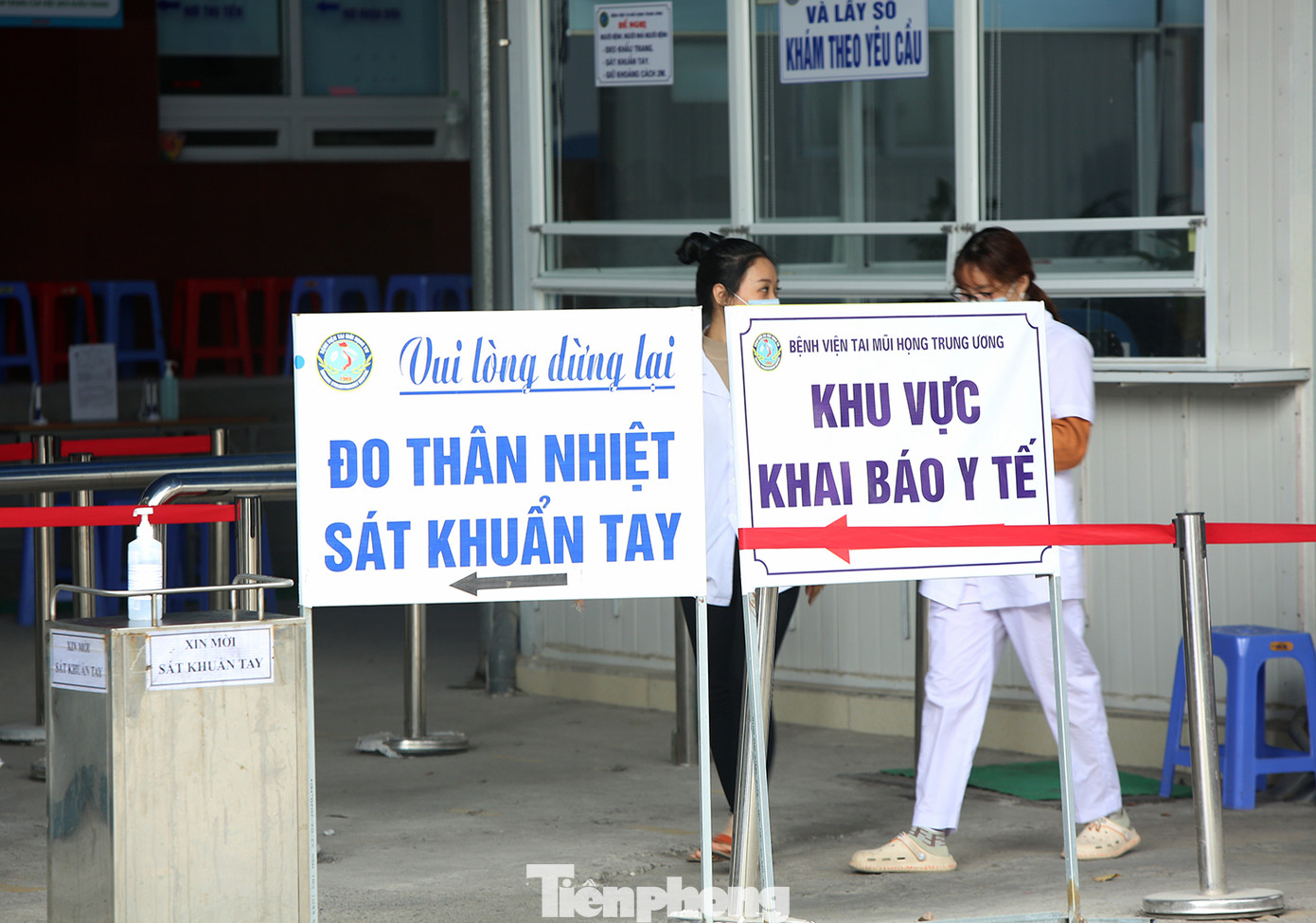 Các bệnh viện Hà Nội siết chặt, 'làm nghiêm' để chống dịch COVID-19 ảnh 10