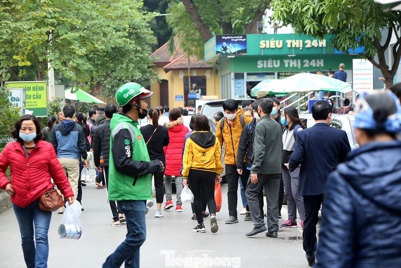 Các bệnh viện Hà Nội siết chặt, 'làm nghiêm' để chống dịch COVID-19 ảnh 8