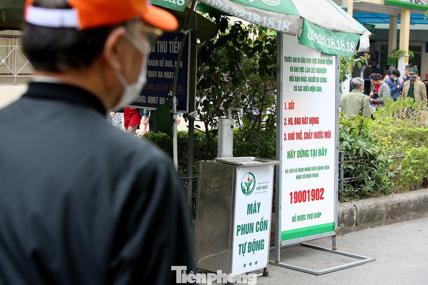 Các bệnh viện Hà Nội siết chặt, 'làm nghiêm' để chống dịch COVID-19 ảnh 6