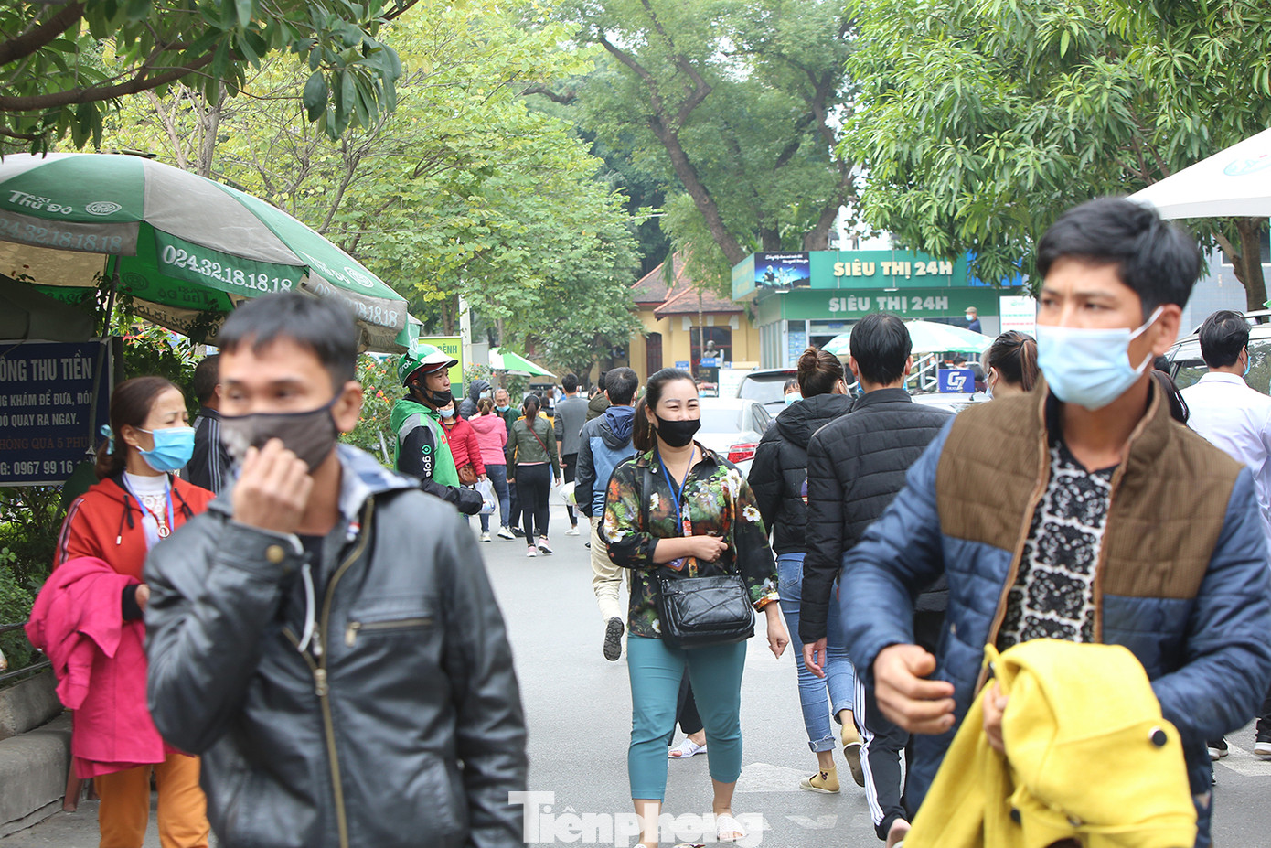 Các bệnh viện Hà Nội siết chặt, 'làm nghiêm' để chống dịch COVID-19 ảnh 7