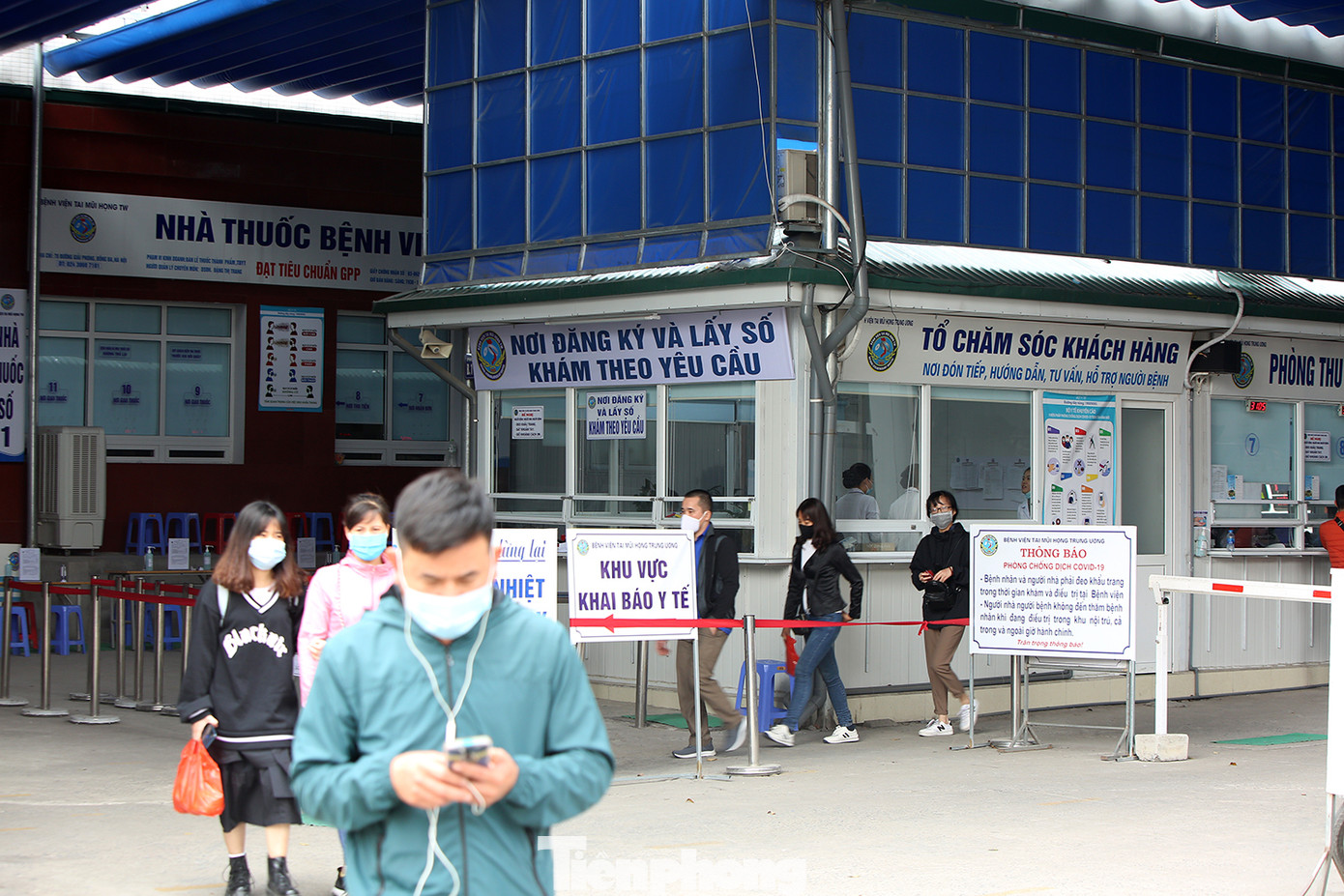 Các bệnh viện Hà Nội siết chặt, 'làm nghiêm' để chống dịch COVID-19 ảnh 9