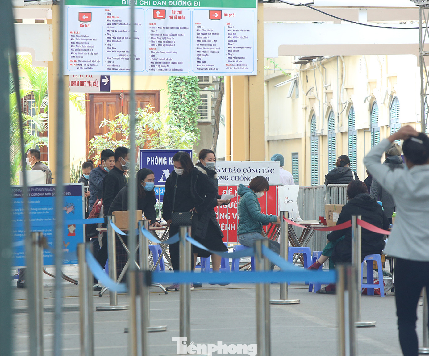 Các bệnh viện Hà Nội siết chặt, 'làm nghiêm' để chống dịch COVID-19 ảnh 3