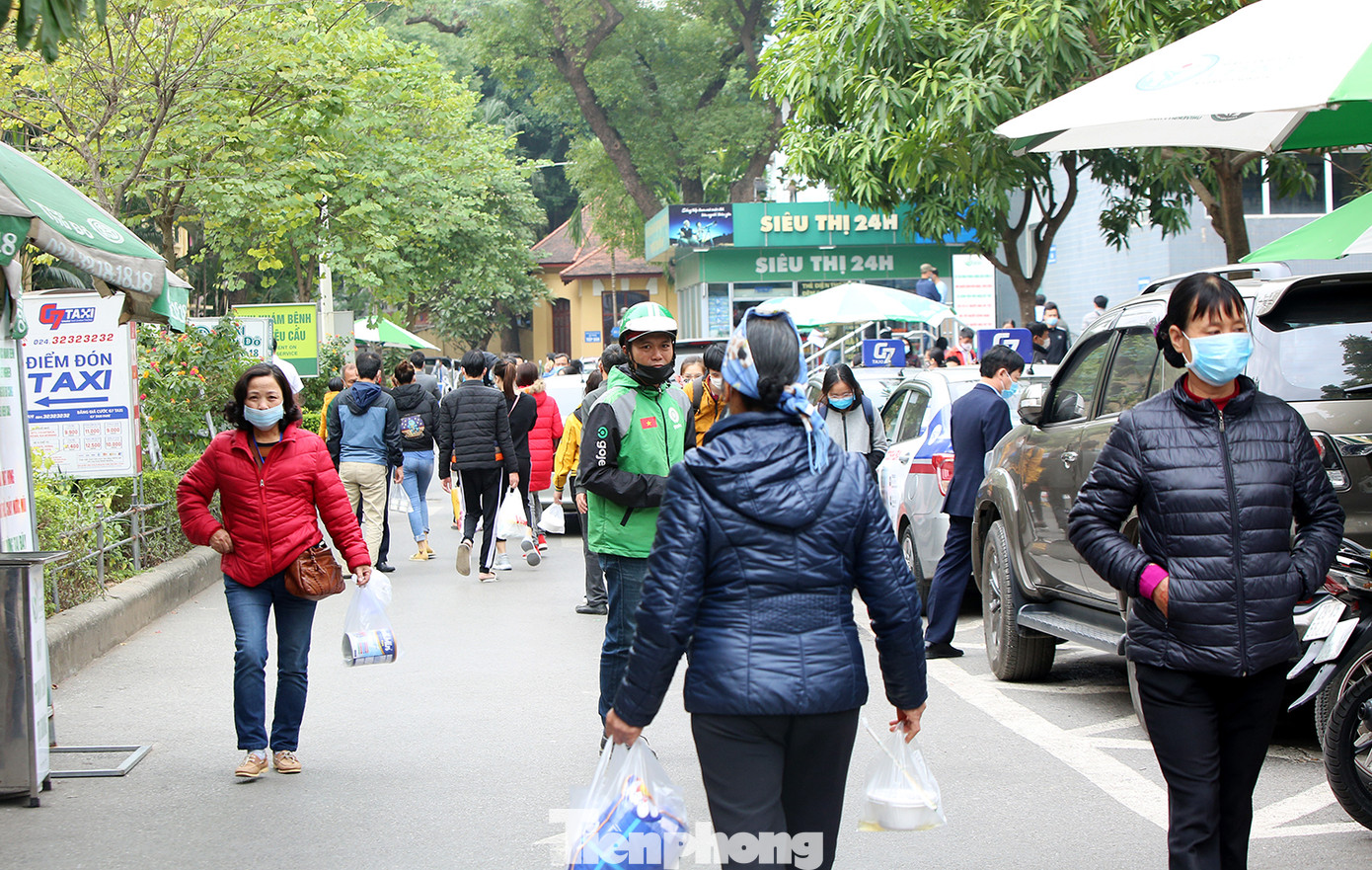 Các bệnh viện Hà Nội siết chặt, 'làm nghiêm' để chống dịch COVID-19 ảnh 4
