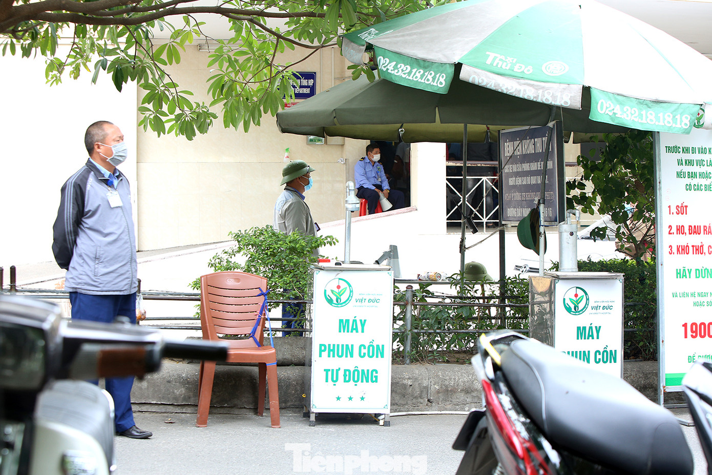 Các bệnh viện Hà Nội siết chặt, 'làm nghiêm' để chống dịch COVID-19 ảnh 5