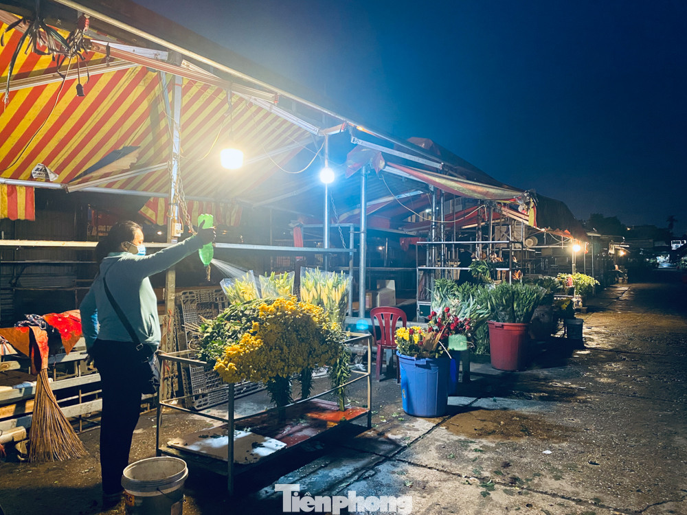 Chợ hoa đêm lớn nhất Thủ Đô vắng khách sau khi dỡ phong toả ảnh 10