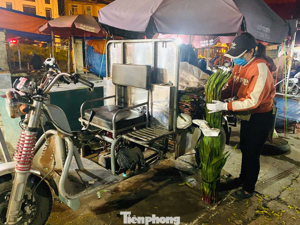 Chợ hoa đêm lớn nhất Thủ Đô vắng khách sau khi dỡ phong toả ảnh 9