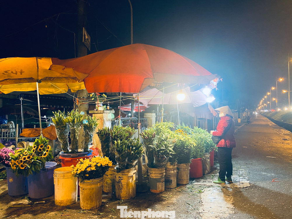 Chợ hoa đêm lớn nhất Thủ Đô vắng khách sau khi dỡ phong toả ảnh 6