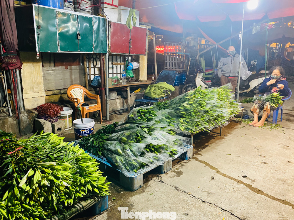 Chợ hoa đêm lớn nhất Thủ Đô vắng khách sau khi dỡ phong toả ảnh 12