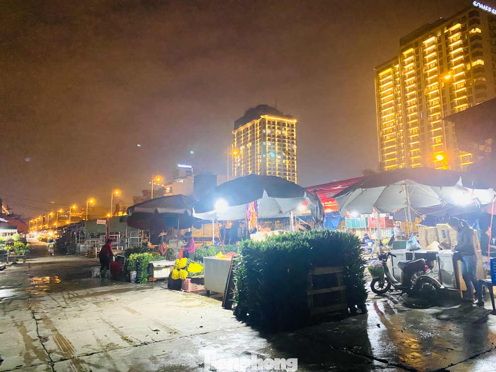 Chợ hoa đêm lớn nhất Thủ Đô vắng khách sau khi dỡ phong toả ảnh 4