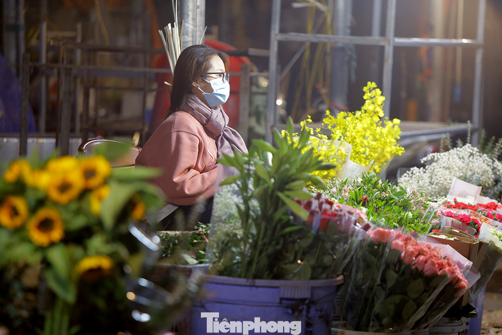 Chợ hoa đêm lớn nhất Thủ Đô vắng khách sau khi dỡ phong toả ảnh 11