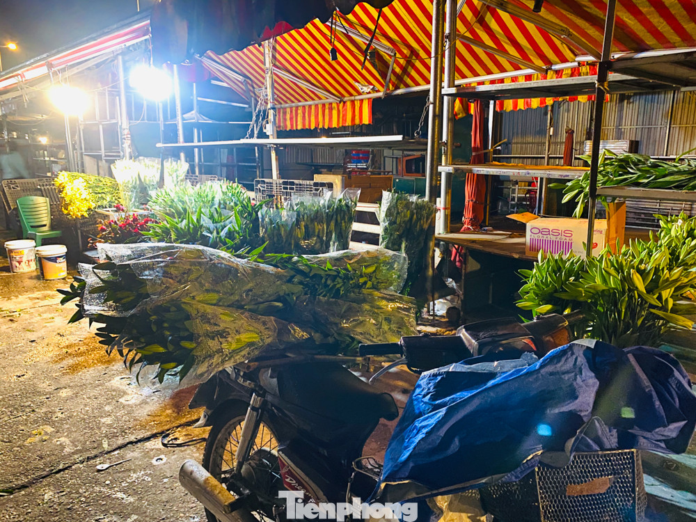Chợ hoa đêm lớn nhất Thủ Đô vắng khách sau khi dỡ phong toả ảnh 3