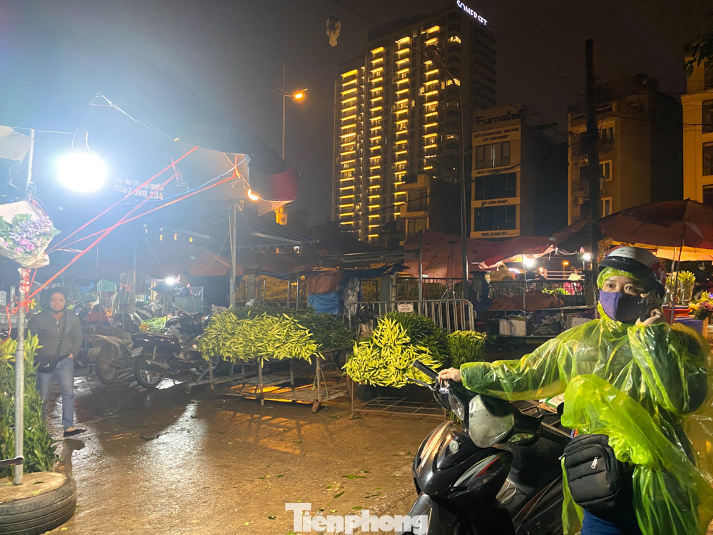 Chợ hoa đêm lớn nhất Thủ Đô vắng khách sau khi dỡ phong toả ảnh 7